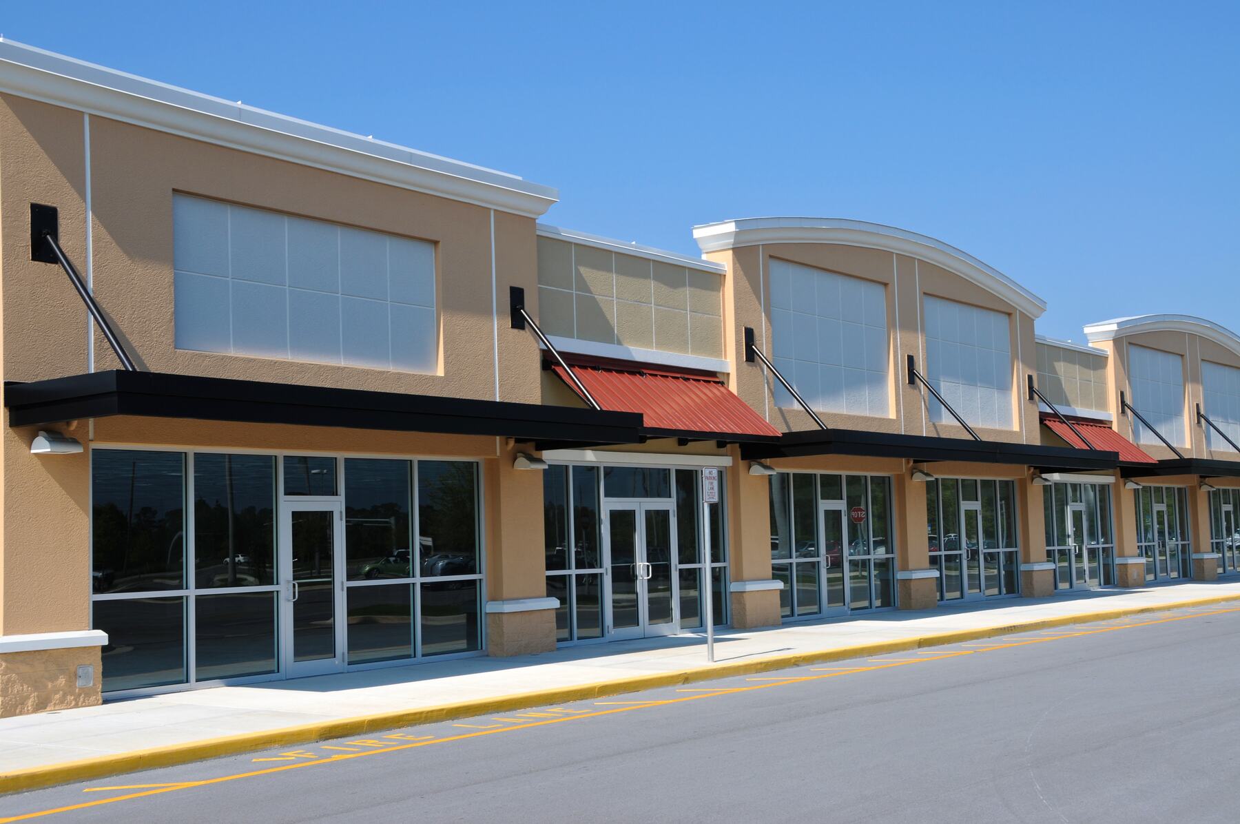 Commercial retail building with covered storefronts